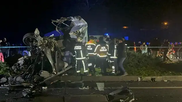 Hafif ticari araç, tıra arkadan çarptı: 1 ölü, 1 yaralı