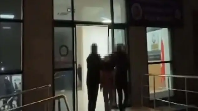 Trafikte havaya ateş eden, araçlara silah doğrultan motosikletli maganda yakalandı!