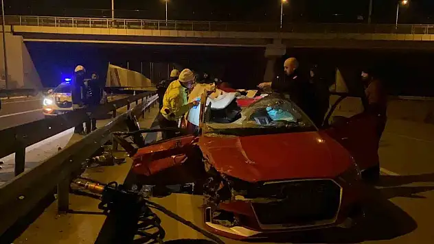 Otomobil önce tıra, ardından bariyere çarparak sürüklendi: 1 ölü, 3 yaralı