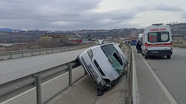 Otomobil refüjdeki su kanalına girdi: 2 yaralı