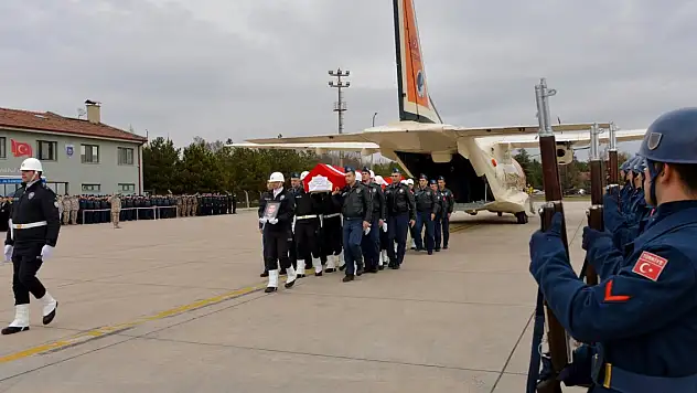 Helikopter kazasında şehit olan 2 pilotun cenazesi Ankara'ya getirildi