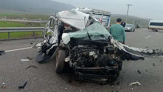 Kamyonet ile hafif ticari araç çarpıştı: 3 yaralı