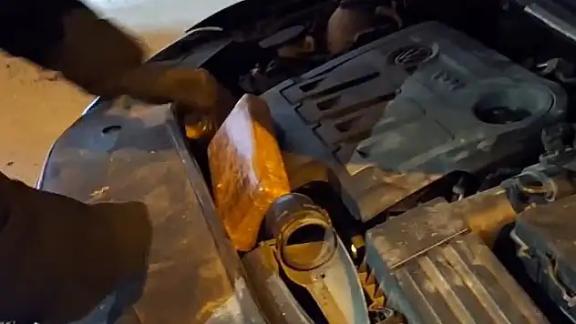 Otomobilin motor bölümünden kilolarca kokain çıktı