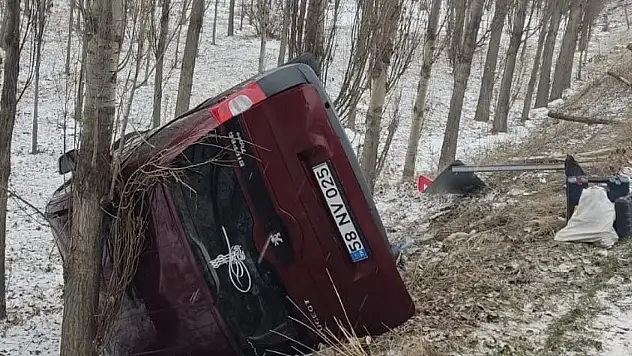 Hafif ticari araç devrildi 6 yaralı