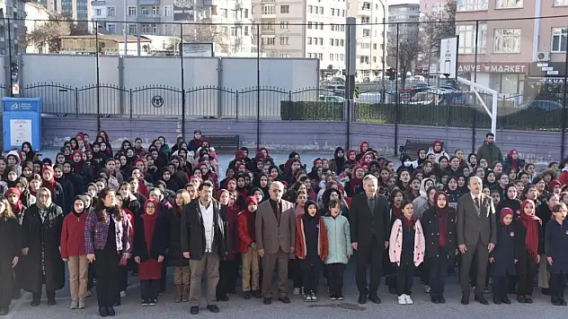 Konya'daki okullarda depremlerde hayatını kaybedenler için saygı duruşu