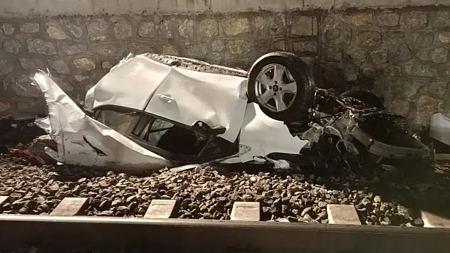 Ankara'da otomobil, köprüden demir yoluna düştü 1 ölü, 2 ağır yaralı