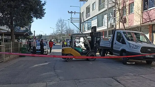 Geri manevra yapan kamyonetin altında kaldı! Yaşlı kadın hayatını kaybetti