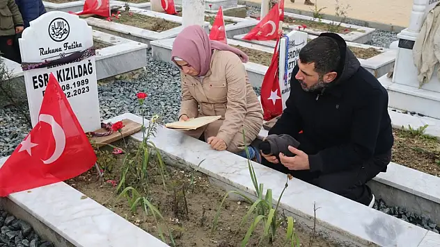 Hatay'da depremlerin birinci yılında mezarlık ziyareti