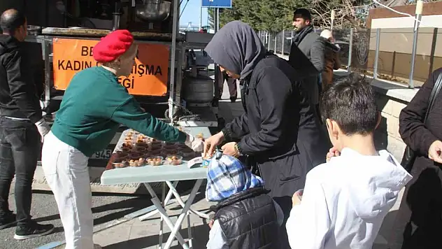 Konya Beyşehir'de deprem felaketinin yıl dönümünde lokma dağıtıldı