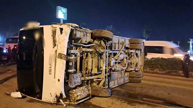 Göreve giden polisleri taşıyan midibüs devrildi, 25 yaralı var