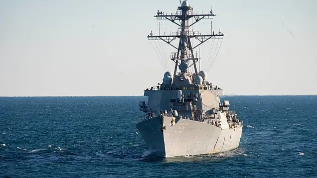 Husiler, ticari gemilere balistik füze attı