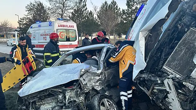 Ambulans ile otomobil çarpıştı: 2'si sağlık personeli 3 yaralı