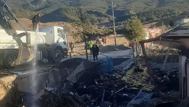 Bahçesindeki otları yakmak istedi, evi ve otomobili yaktı