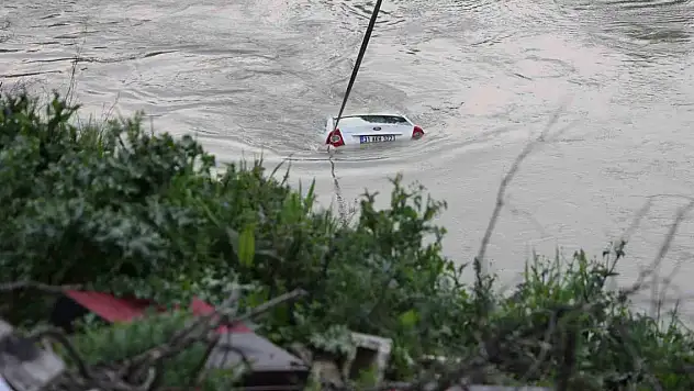 Asi Nehri'ne düşen otomobilde bir kişi ölü bulundu