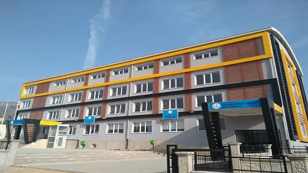 38 madalya, 4 kupa... Bu okul başarıya doymuyor!