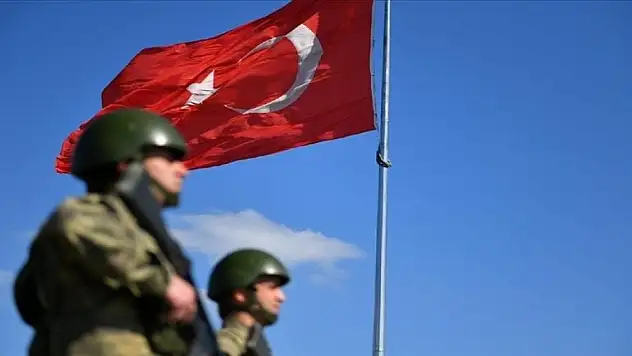 Türkiye'ye yasa dışı yollarla geçmeye çalışan 3'ü terörist 15 kişi yakalandı