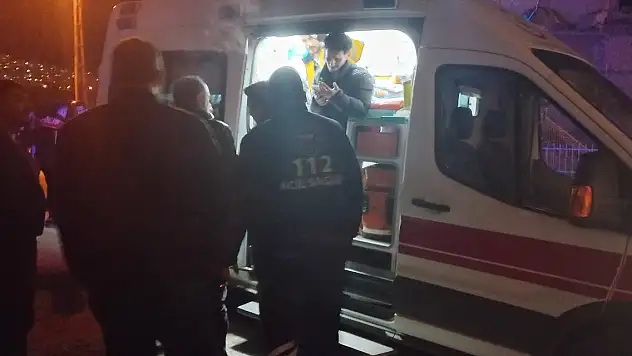 'Dur' ihtarına uymayan motosikletli 2 şüpheli, polis aracına çarpıp yaralandı