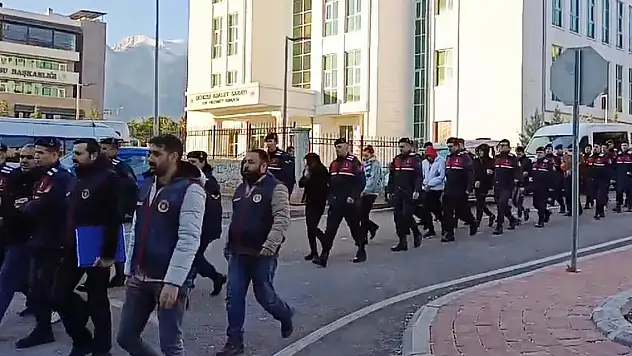 43 kaçak göçmen ve 13 organizatör şüphelisi yakalandı