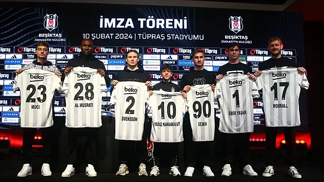 Beşiktaş'ta yeni transferler için imza töreni düzenlendi