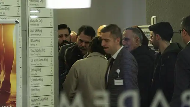 Murat Kurum saldırıda yaralanan kadını ziyaret etti