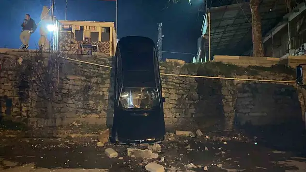 Yolu şaşıran sürücü 5 metrelik istinat duvarından aşağı düştü