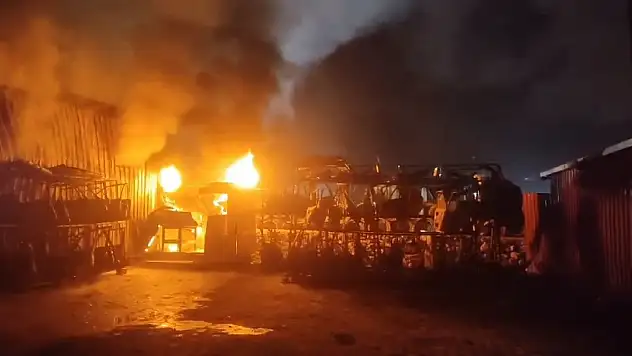 Hurda deposu yangında küle döndü