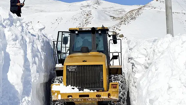 Tipide kapanan yol 10 saatte açıldı