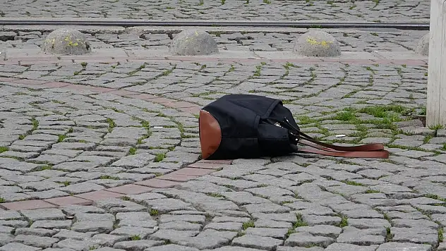 Tramvay yolu kenarındaki çanta fünye ile patlatıldı