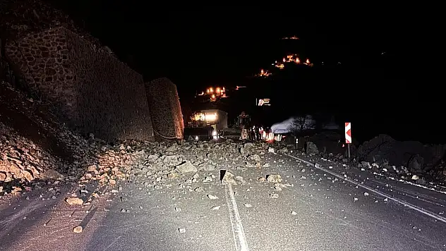 Artvin-Hopa kara yolunda heyelan: Çalışmalar sürüyor