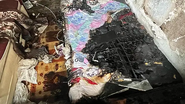 Elektrikli battaniye evi yaktı