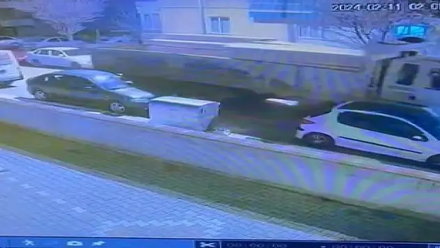 Kamyon, park halindeki araçlara çarparak ilerledi, o anlar kamerada