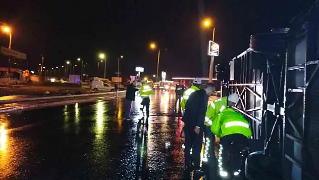 Yolcu otobüsü devrildi, 1 kişi öldü, 20 kişi yaralandı