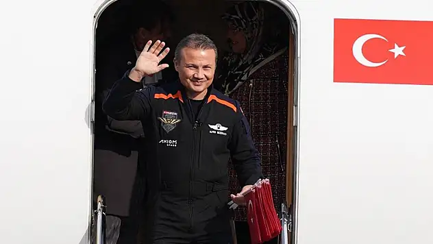 Türkiye'nin ilk astronotu Alper Gezeravcı yurda döndü