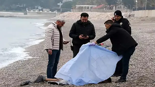 Antalya'da sahilde erkek cesedi bulundu
