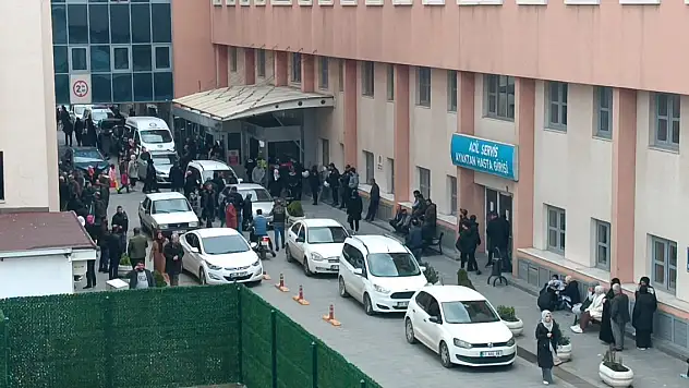 Lisede nöbetçi öğretmen bıçaklandı