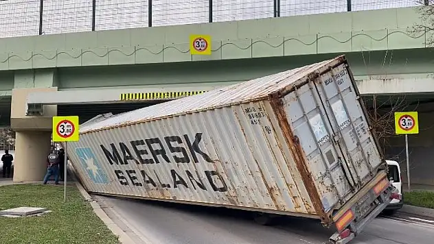 TIR'ın dorsesi alt geçite çarptı