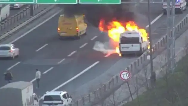 TEM Otoyolunda minibüs alev alev yandı