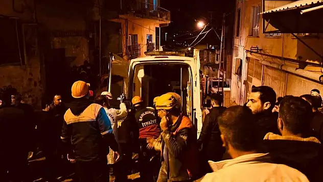 Enkaz altında kalan adamın cansız bedenine ulaşıldı