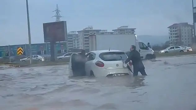 Şanlıurfa'da sağanak... Dereler taştı, su baskınları yaşandı