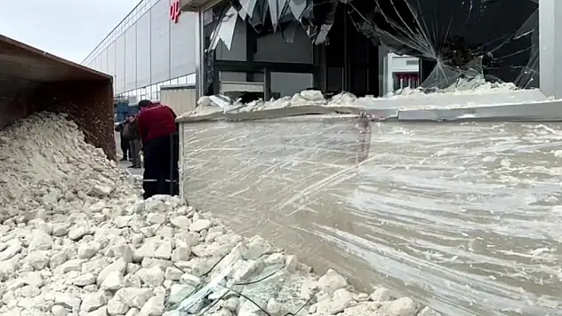 Devrilen hafriyat kamyonu güvenlik kulübesine çarptı: 3 yaralı