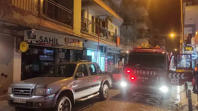 Evi yanan yaşlı kadın, can yoldaşını ölüme terk etmedi