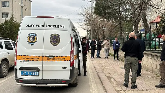 Komiser, eski eşini silahla öldürdü