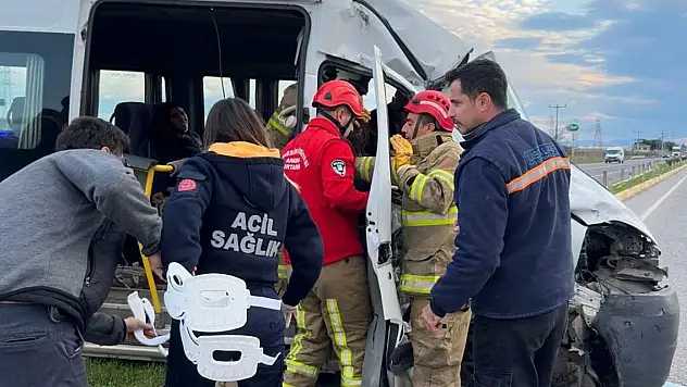 Fabrika işçilerinin taşındığı servis ile TIR çarpıştı: 9 yaralı