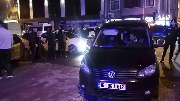 Ehliyetsiz sürücü, yolun karşısına geçmeye çalışan yayalara dehşeti yaşattı