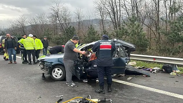 Otoyolda feci kaza! Cip, otomobile arkadan çarptı: 2 ölü, 3 yaralı