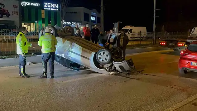 Yağmur sebebiyle kayganlaşan yolda otomobil takla atta: 1 yaralı