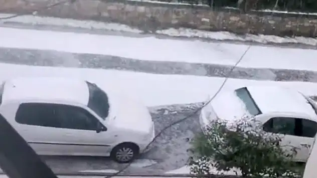 Dolu sokakları beyaza bürüdü!