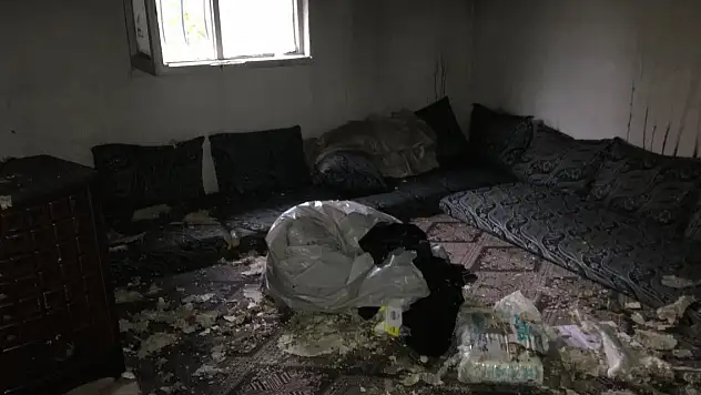 Babası namaz kıldığı esnada gecekonduyu ateşe verdi