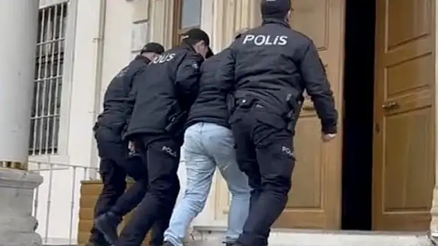 Evinde otururken başına kurşun isabet etti