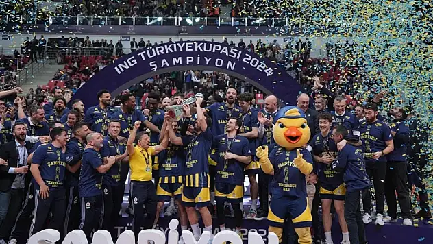 Fenerbahçe Beko kupasını aldı